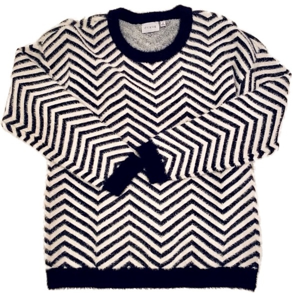 NEW! CYRUS fluffy black/cream chevron sweater